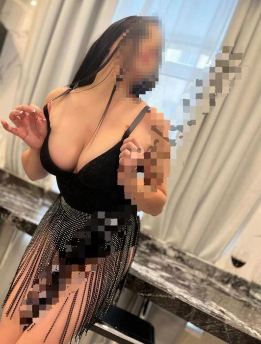 Профессия девушек на час: Риски, влияние на индустрию развлечений и общество